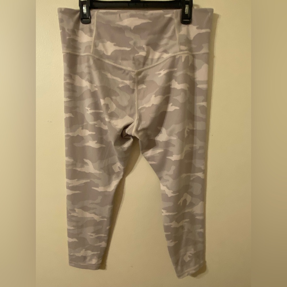 Athleta Gray Camouflage Camo Elation‎ 7/8 Tights 23" Inseam Size XL - Picture 2 of 4